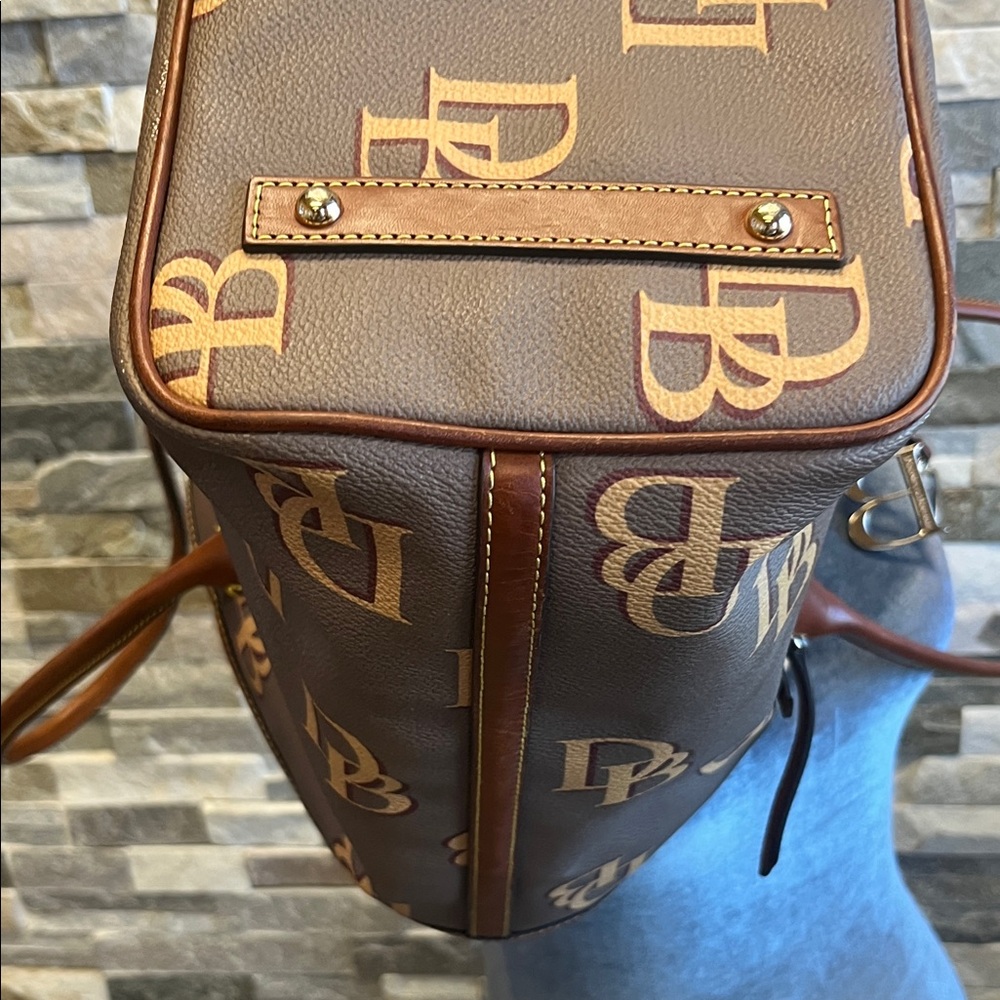 Dooney & Bourke Elegant Brown and Tan woman’s - Picture 4 of 16